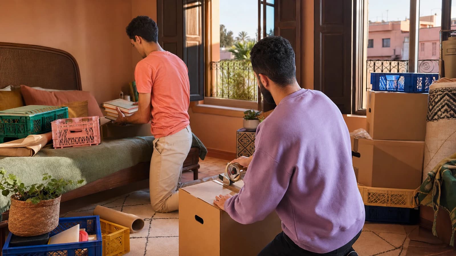 Dos hombres preparando cajas en una habitación
